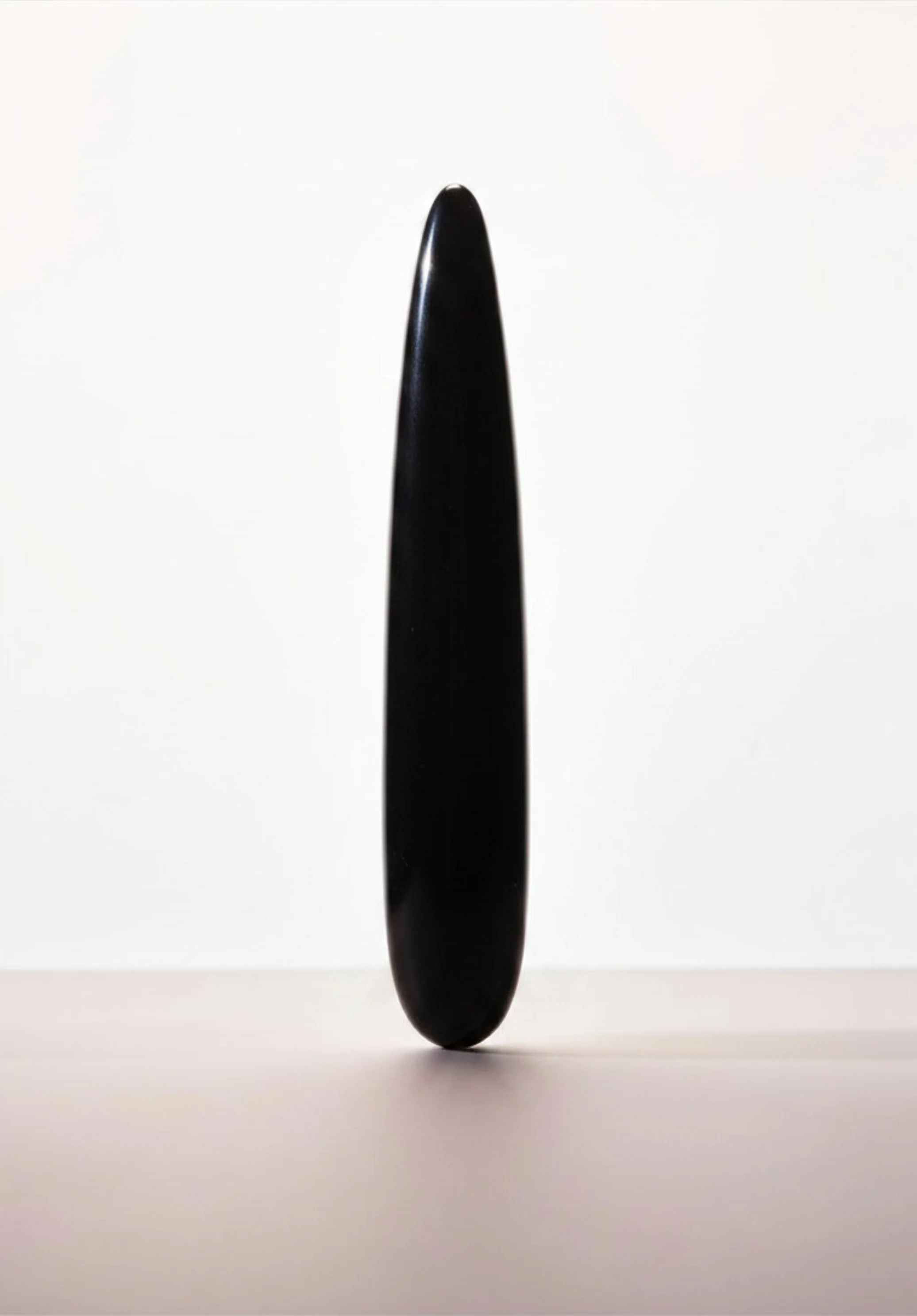Slim Xaga Crystal Dildo dalam Pure Black Obsidian