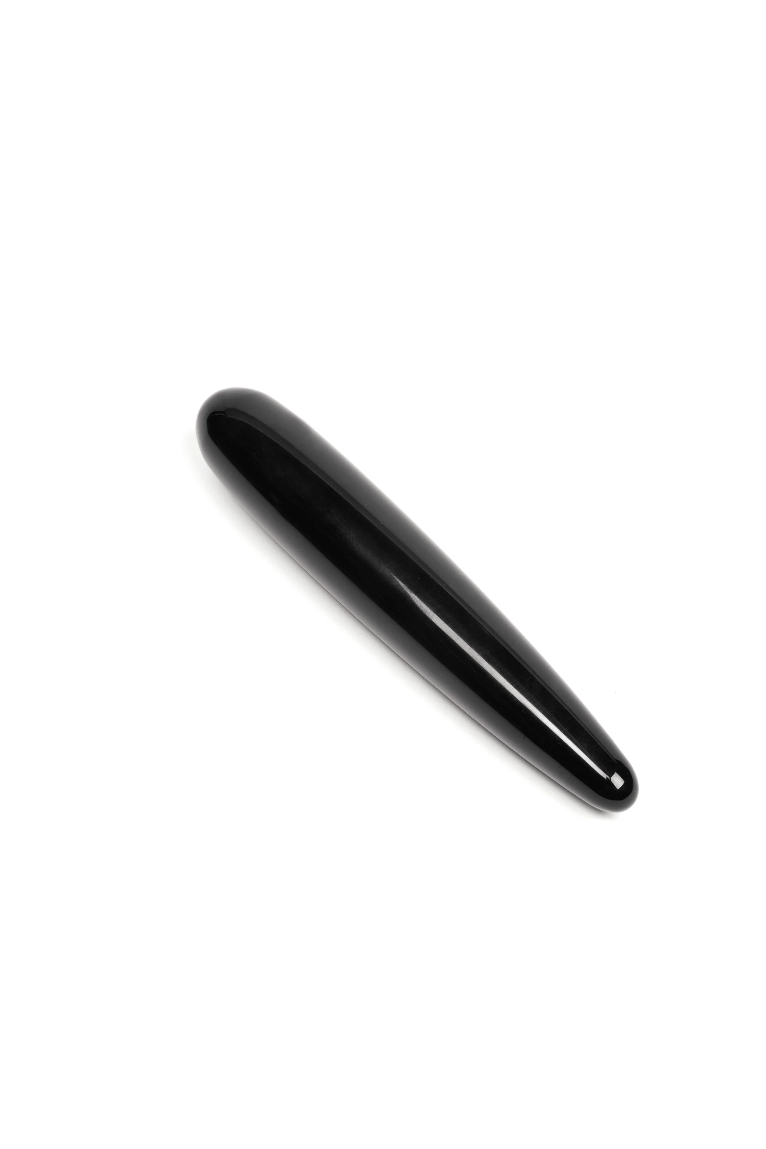 Slim Xaga Crystal Dildo i ren sort obsidian