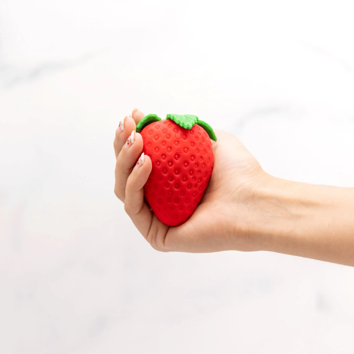Strawberry Emojibator suge-vibrator med 8 mønstre