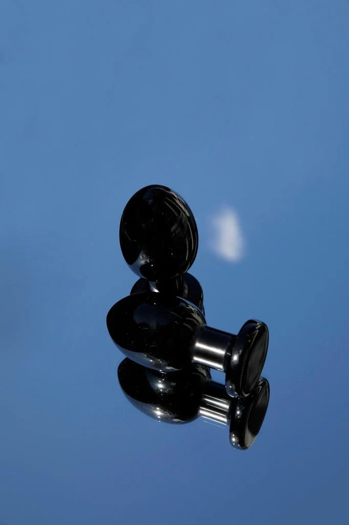 Xaga Root Butt Plug i sort obsidiankrystal